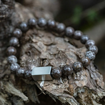 Rote Schneeflocken – Obsidian-Perlenarmband