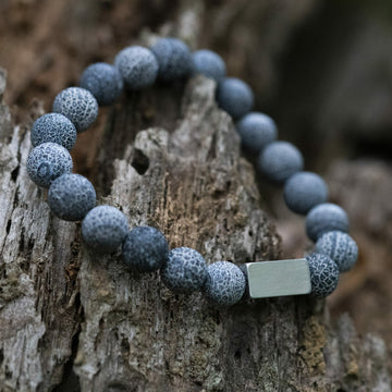 Kleines rissiges blaues Achat-Perlenarmband