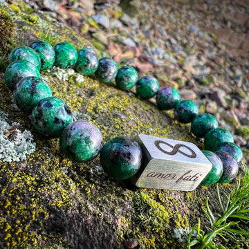 Grün mit rosa Tönen (Uby Zoisit) – Perlenarmband