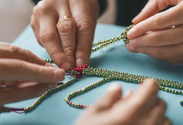 Basistechniek sieraden maken: hoe werk je elastiek rijgdraad af met een knoopje?