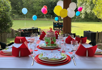 Armbanden met de naam van de jarige! Vier een kinderfeestje in stijl