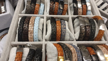 Armbandjes bedrukken of laser graveren? Graveren is vanaf 50 stuks goedkoper!