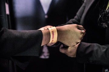 person wearing Todos bracelet