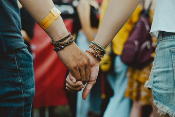 Graveer Je Gevoelens: Een Gids voor Gegraveerde Armbanden