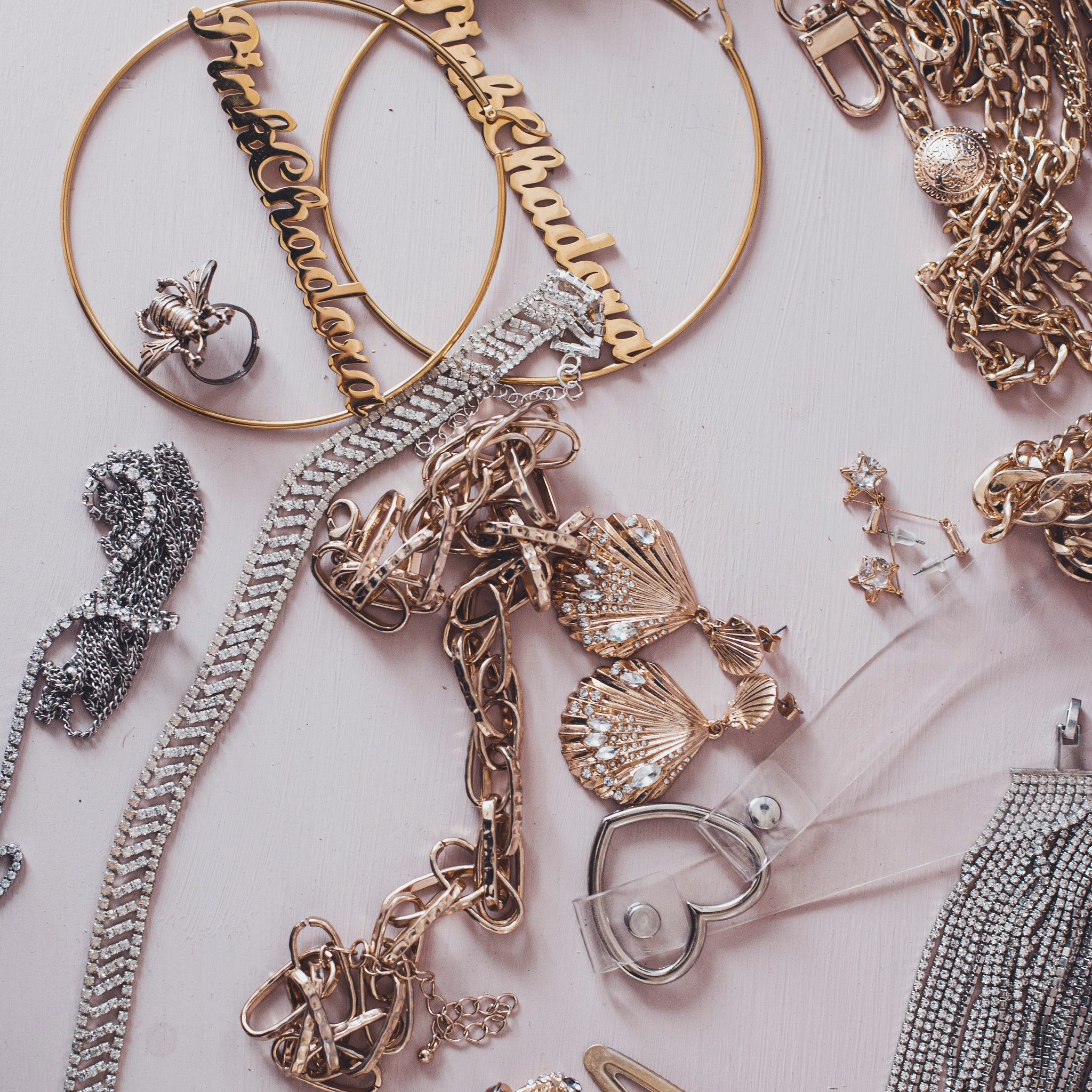Gepersonaliseerde sieraden uitgelicht: De charme van gegraveerde armbanden