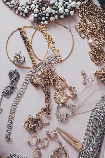 Gepersonaliseerde sieraden uitgelicht: De charme van gegraveerde armbanden