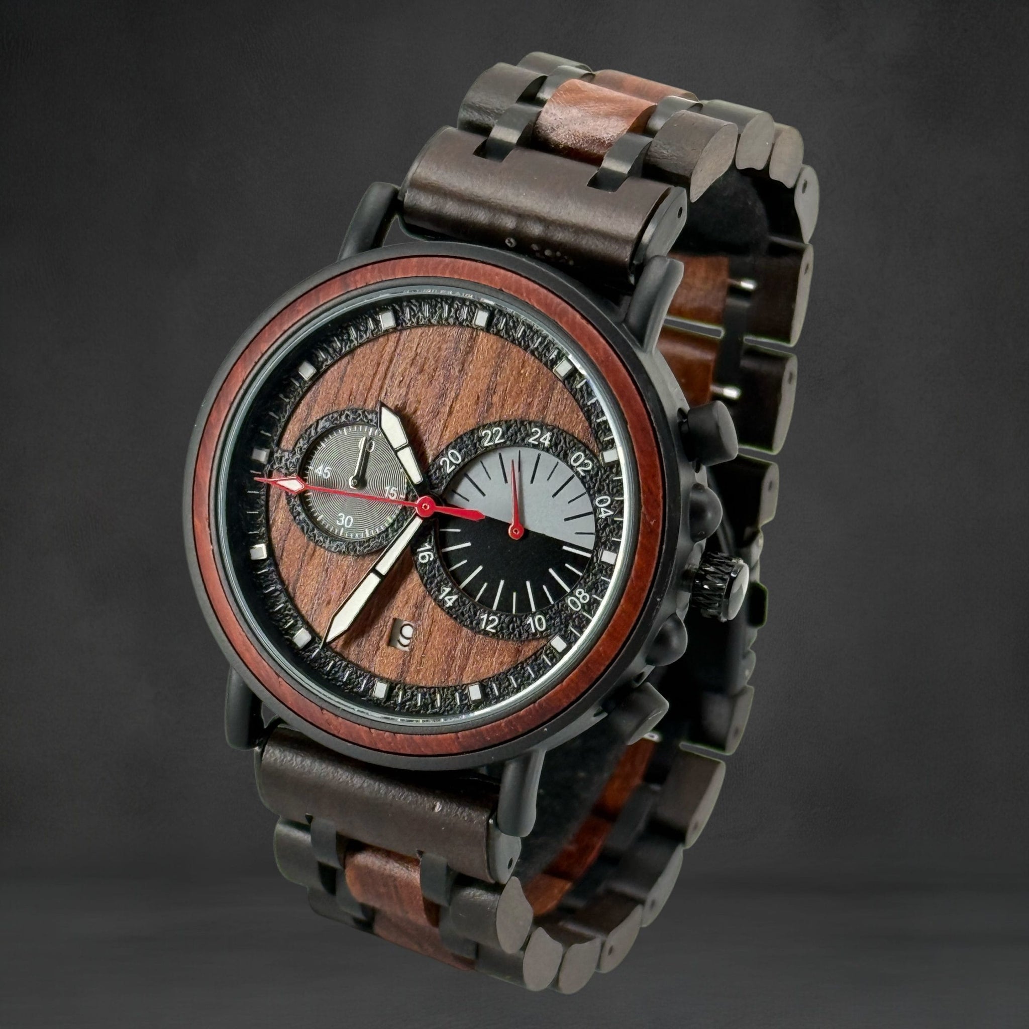 TimberWood Monaro™ – Modern Herenhorloge van Zwart Metaal en Rood/Zwart Sandelhout