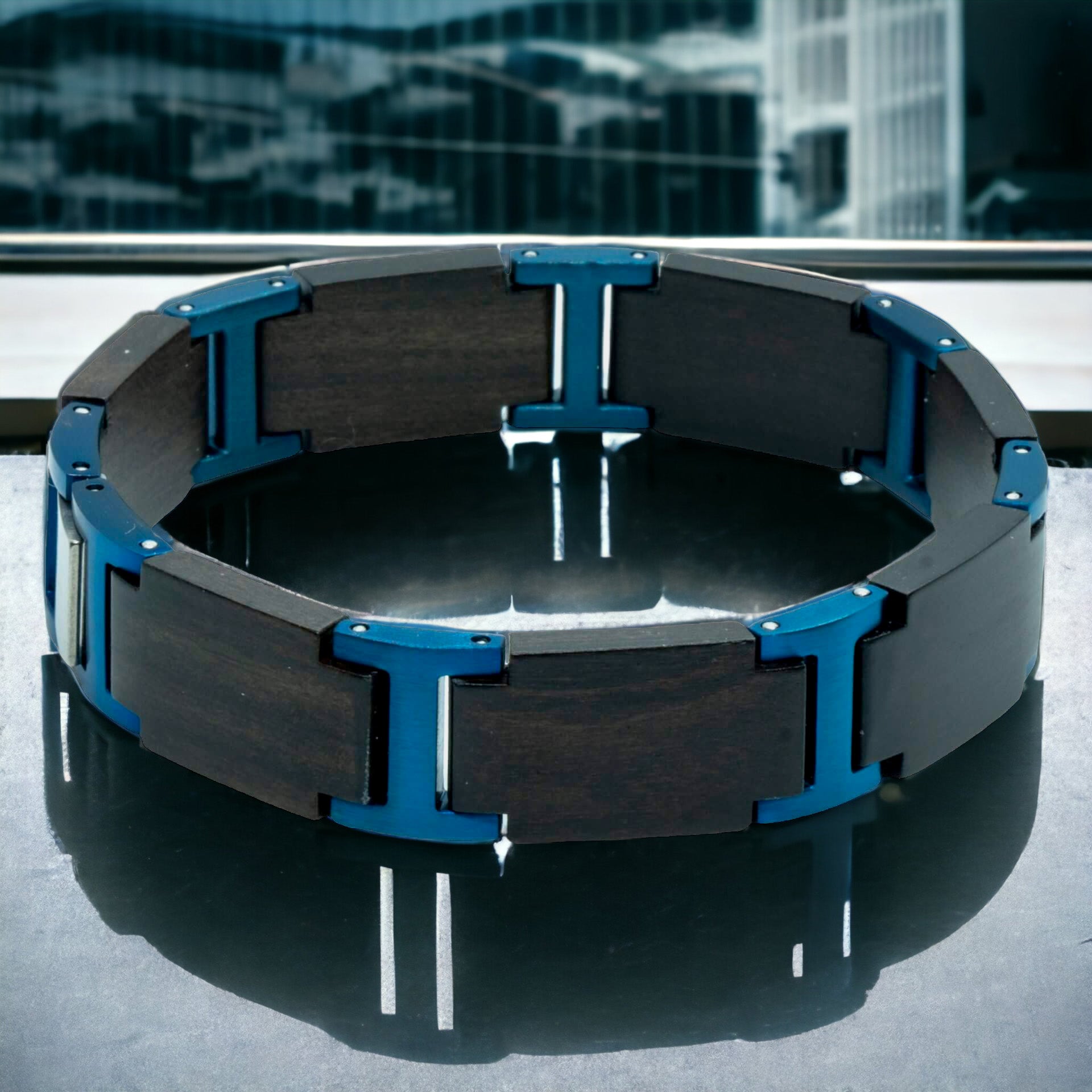 Titan Blue – Zwart Hout & Blauw RVS Armband met Gravure