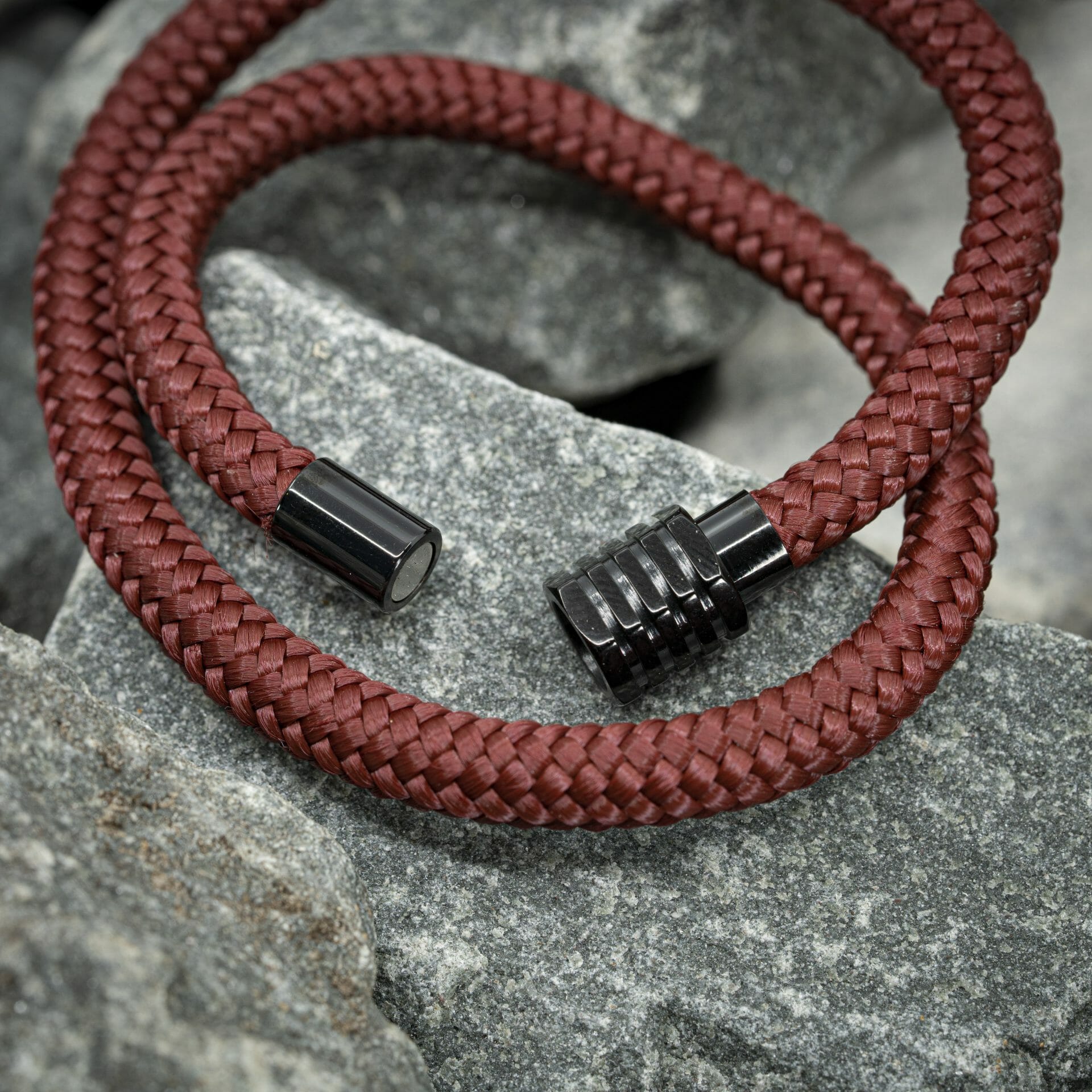 Navy™ Armband – Donker Rood Touw