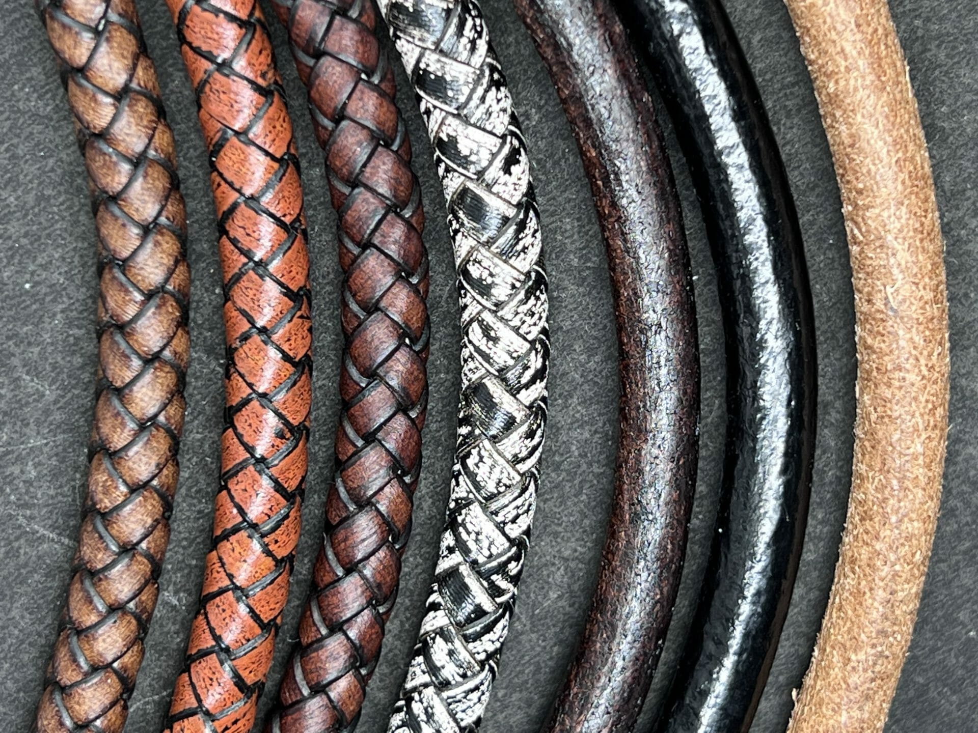 Robuuste Viking armband – rond licht bruin leren Armband 8mm