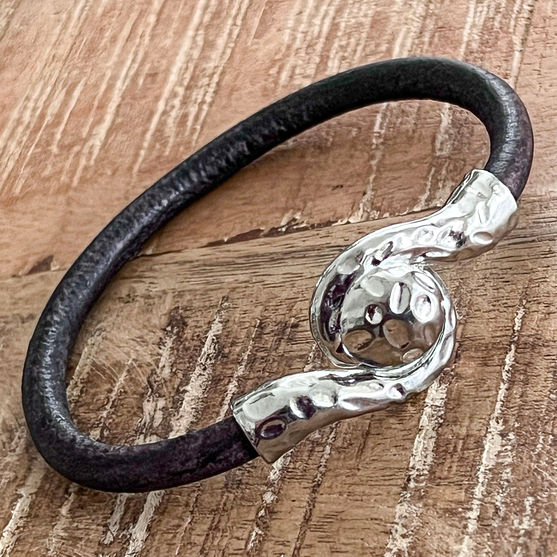 Atlantis – Damesarmband van 6mm rond Italiaans Valiano™ leer