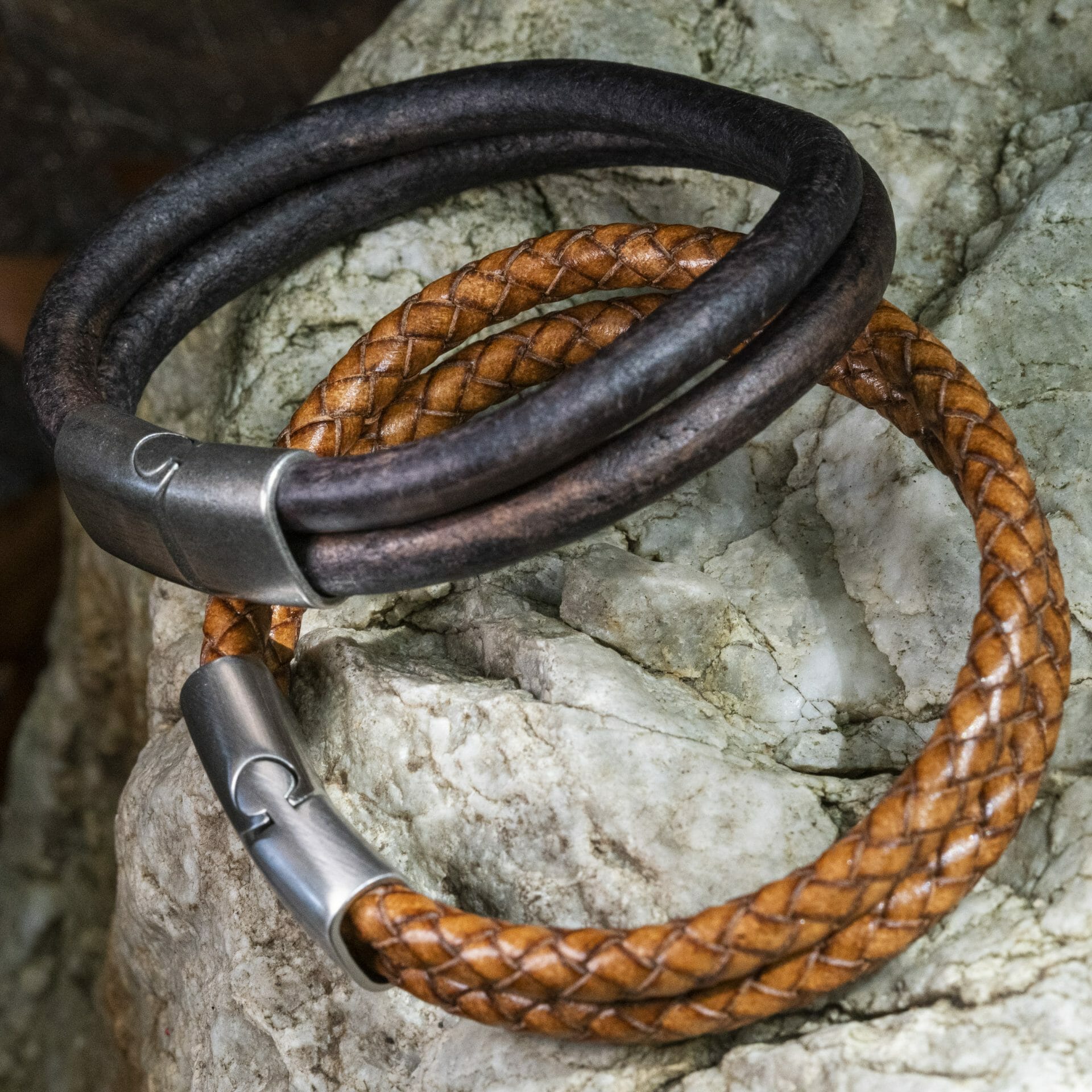 Dubbel gevlochten zwart leren armband met gravure - Valiano™