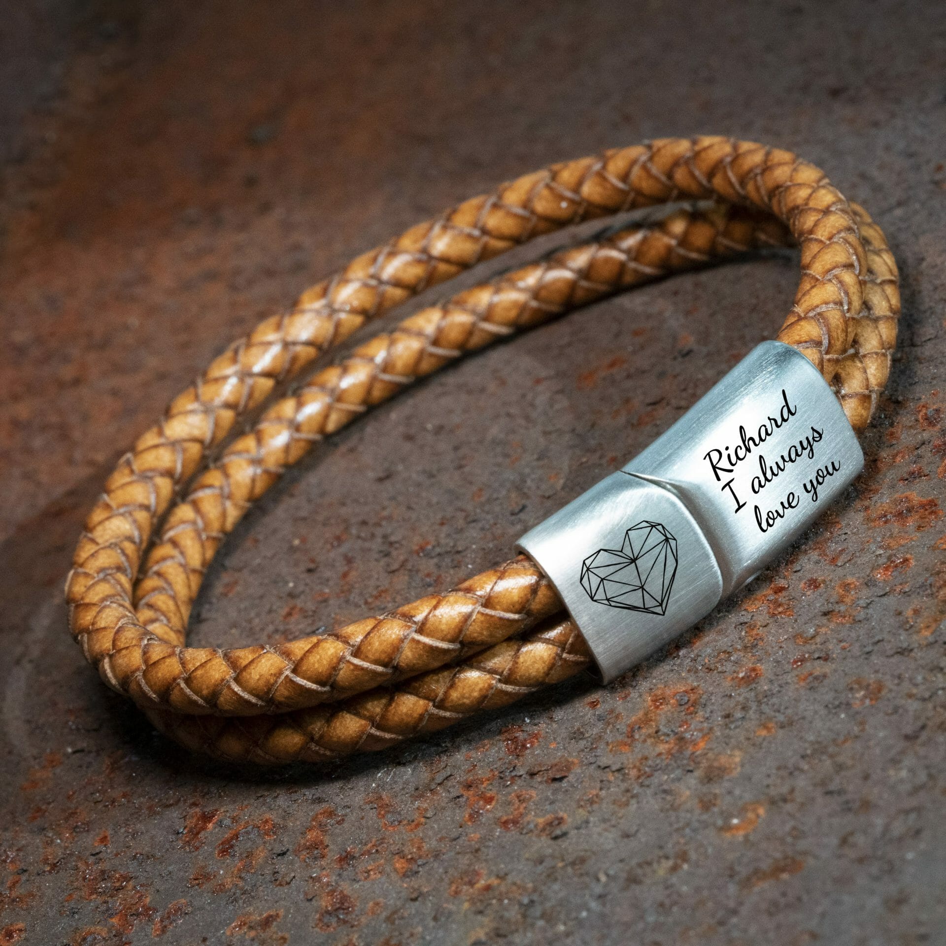 Dubbel gevlochten leren armband met hartjes en tekst gravure