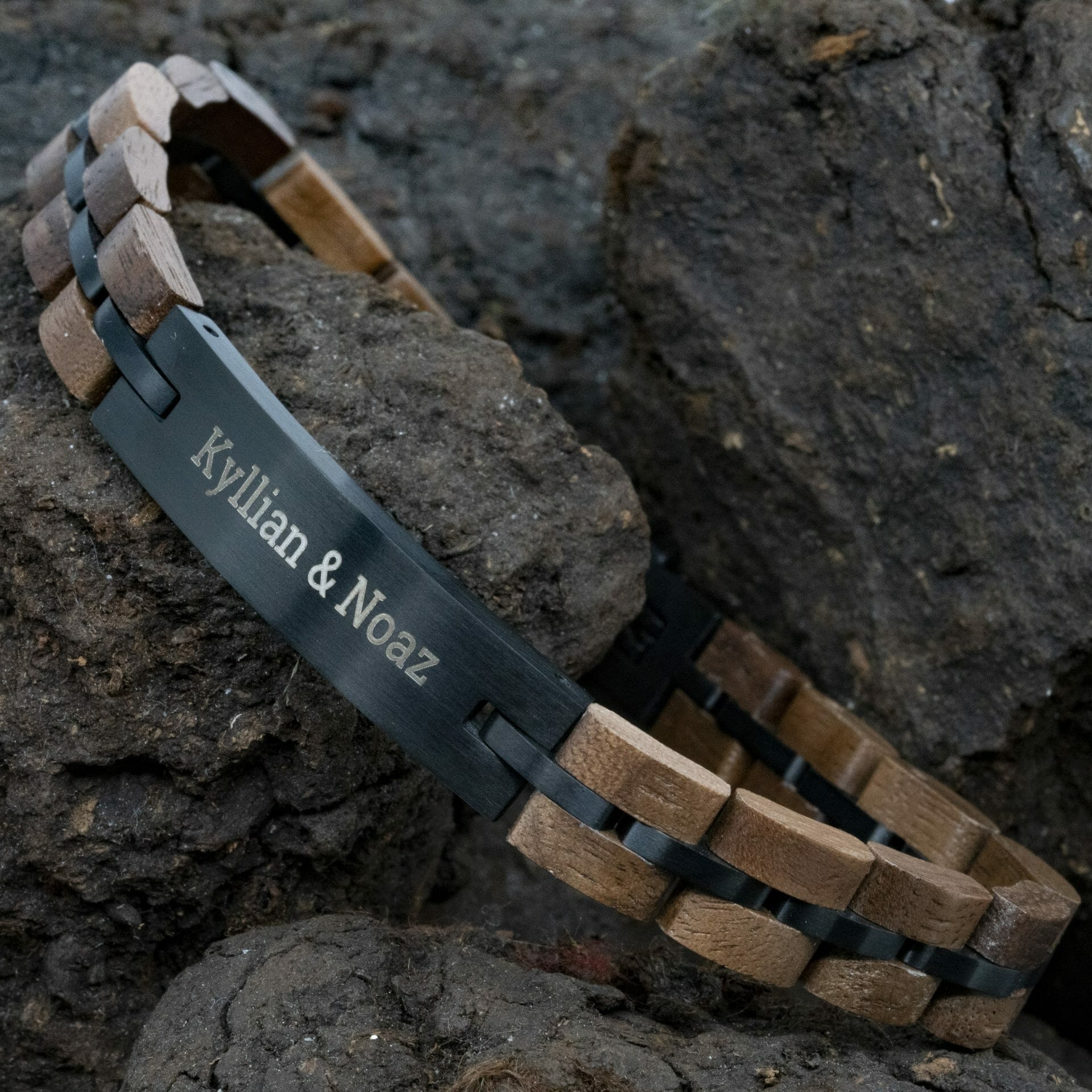 Houten Walnoot armband zwart + eigen tekst
