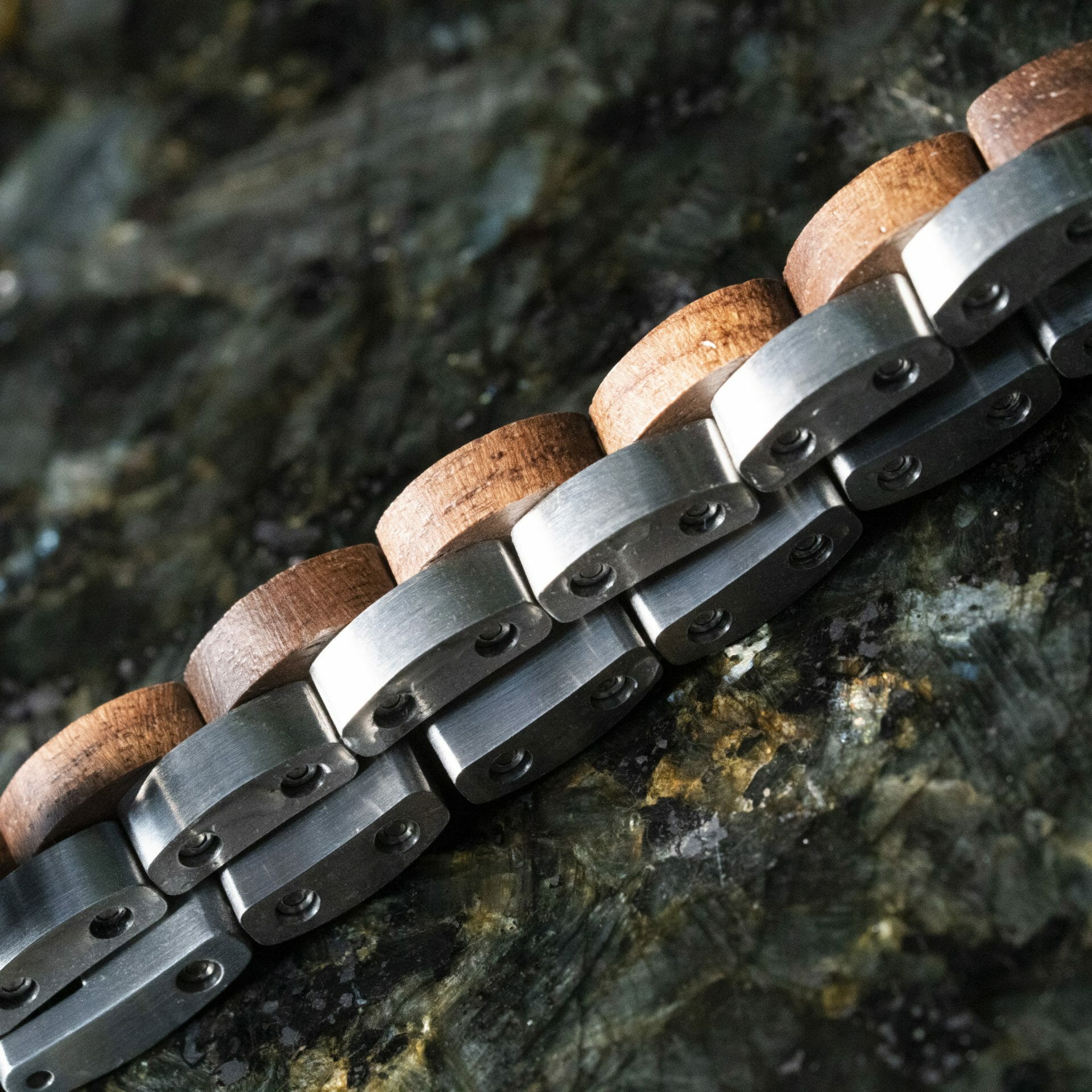 Smalle Walnoot & Roestvrij Staal Houten Armband