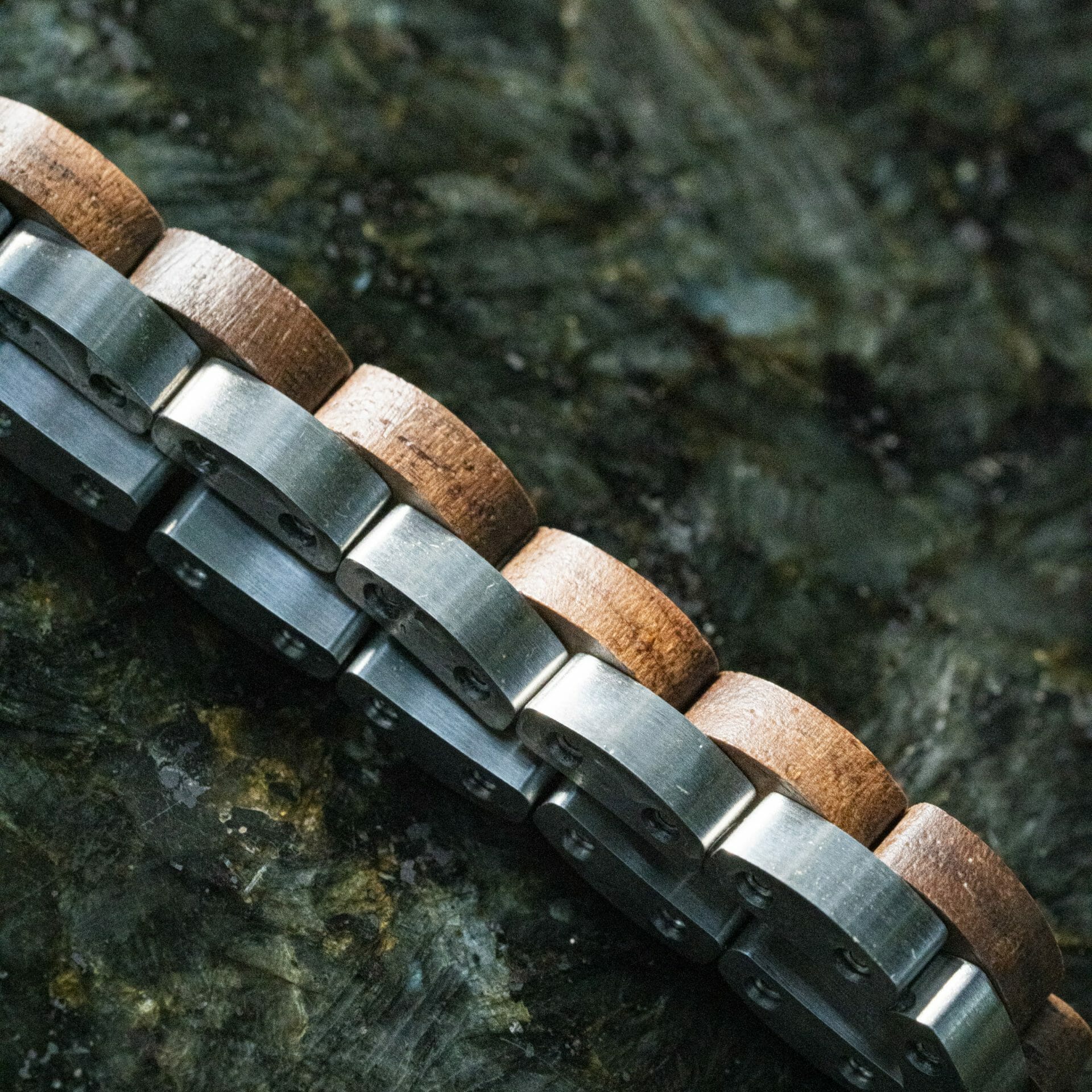 Smalle Walnoot & Roestvrij Staal Houten Armband