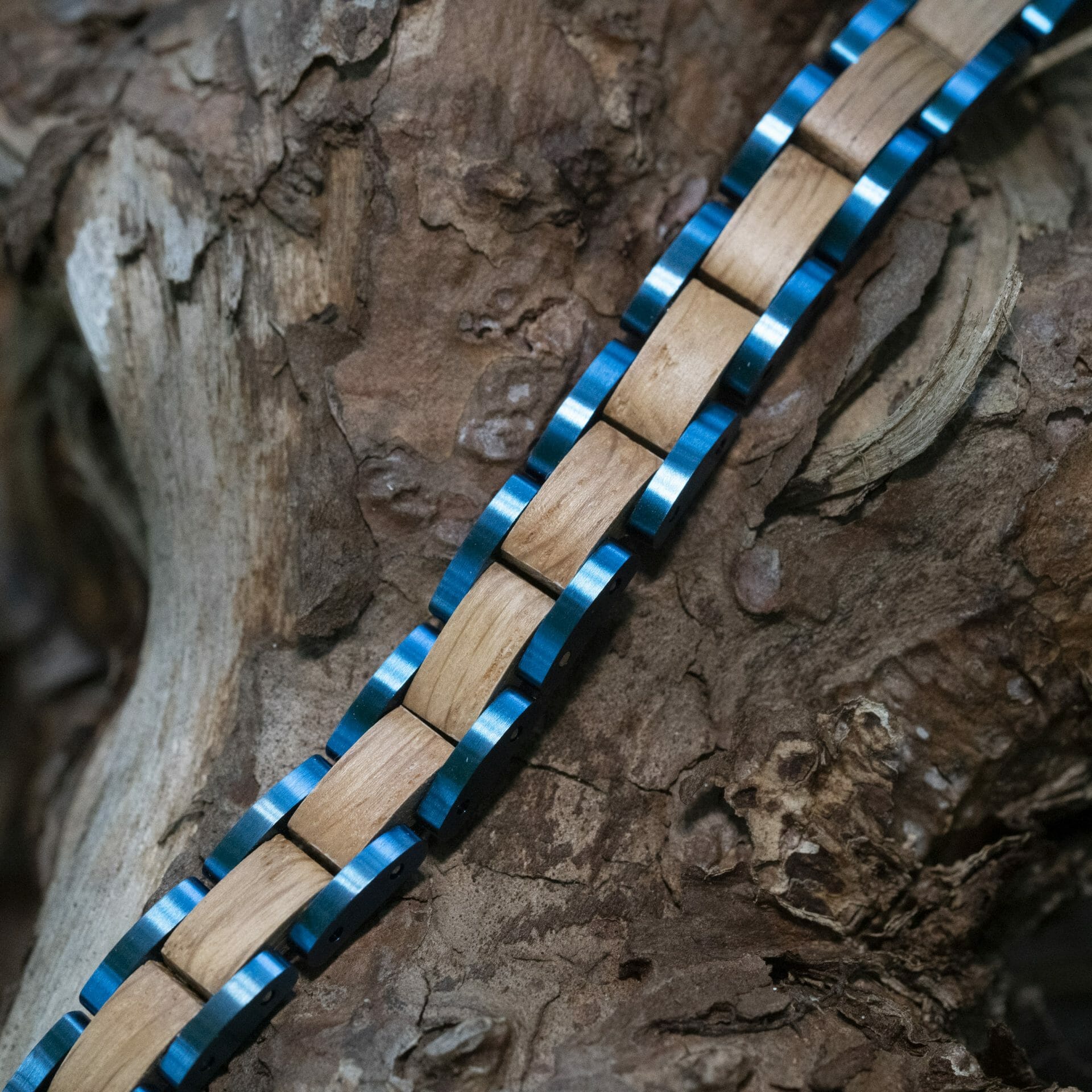 Infinity Blue – Olijfhout & Laserblauw RVS Armband