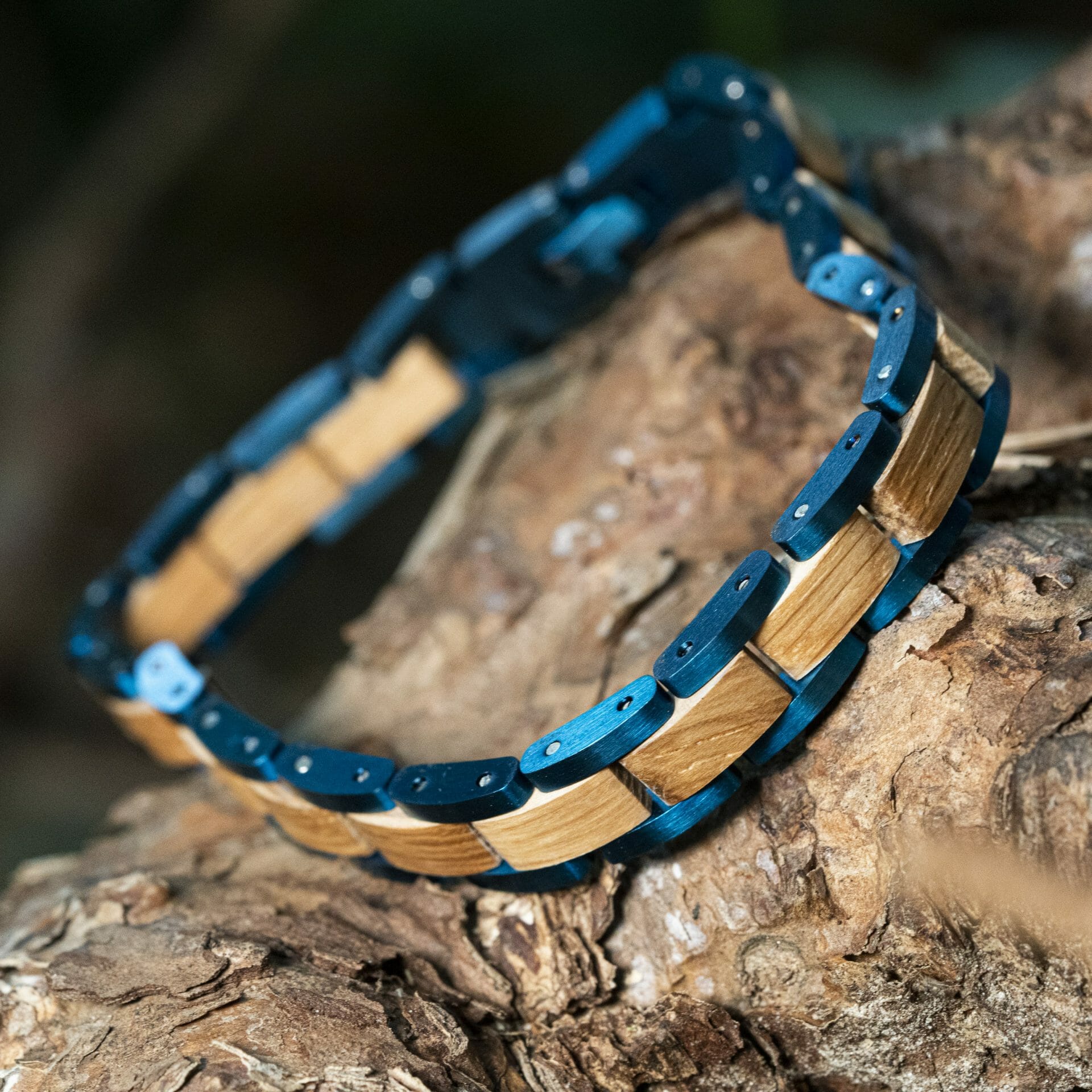Infinity Blue – Olijfhout & Laserblauw RVS Armband