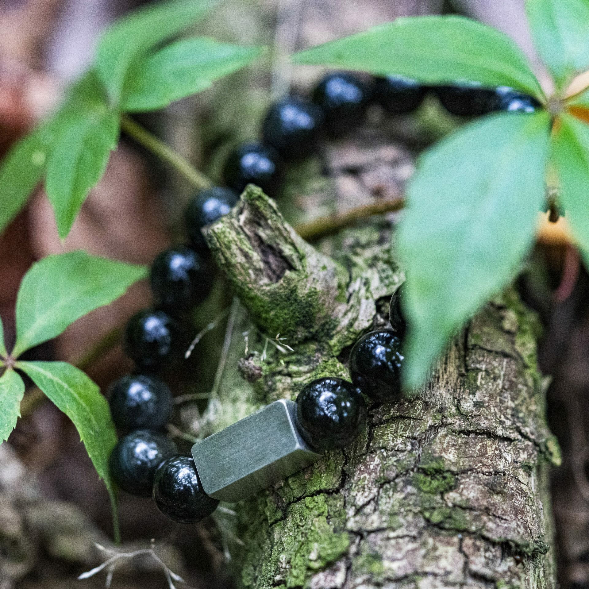 Glänzendes Perlenarmband aus „schwarzem Obsidian“ mit Grün-/Grautönen