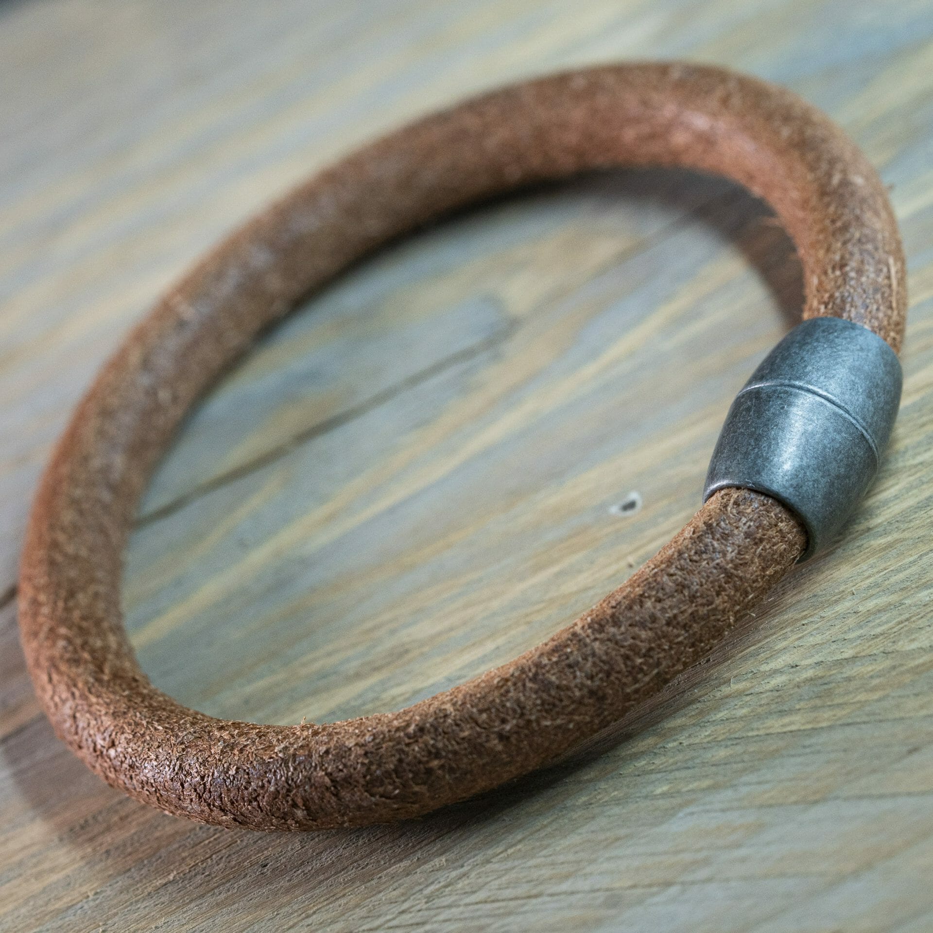 Robuuste Viking armband – rond licht bruin leren Armband 8mm