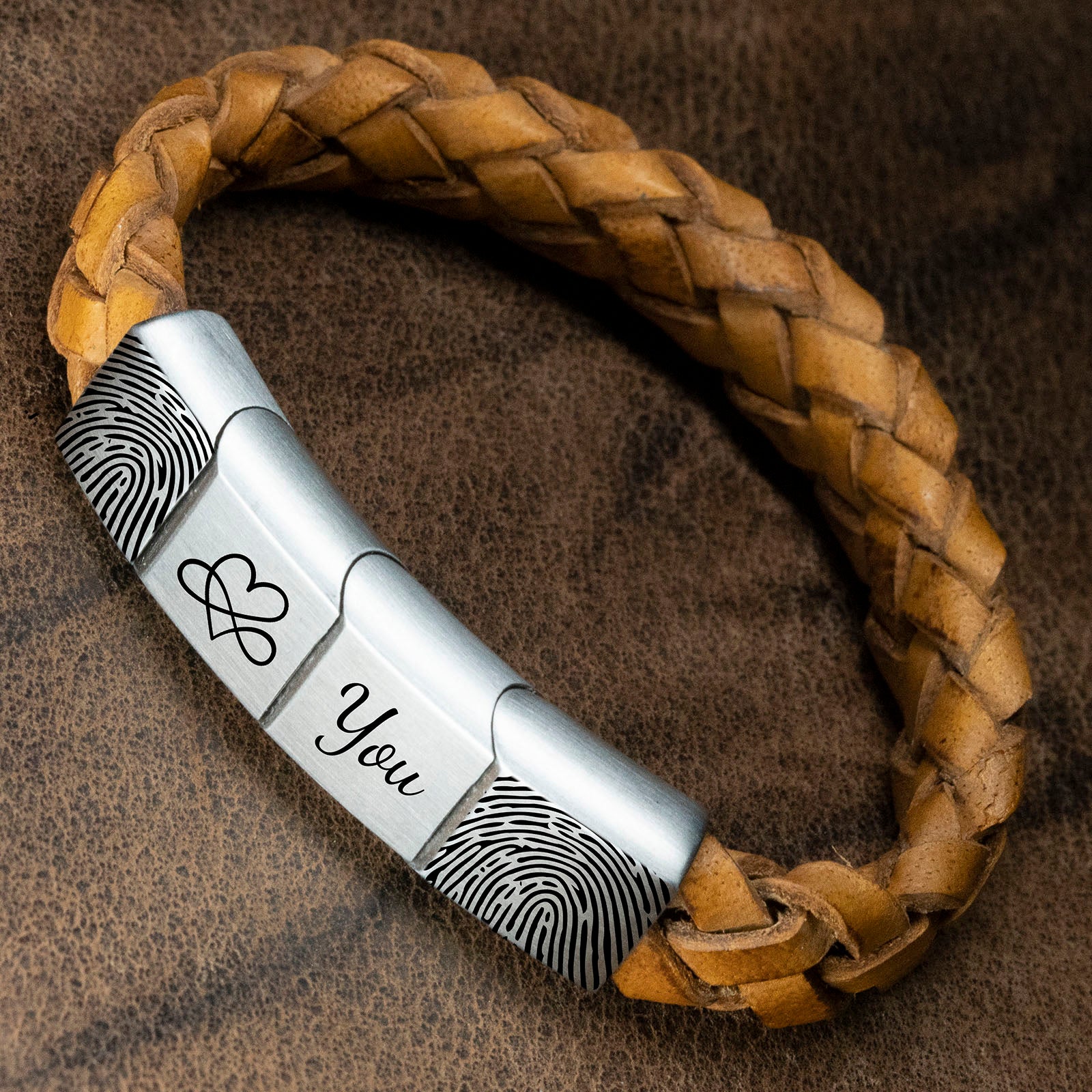 Dubbele vingerafdruk op armband - Gevlochten (licht) bruin leer