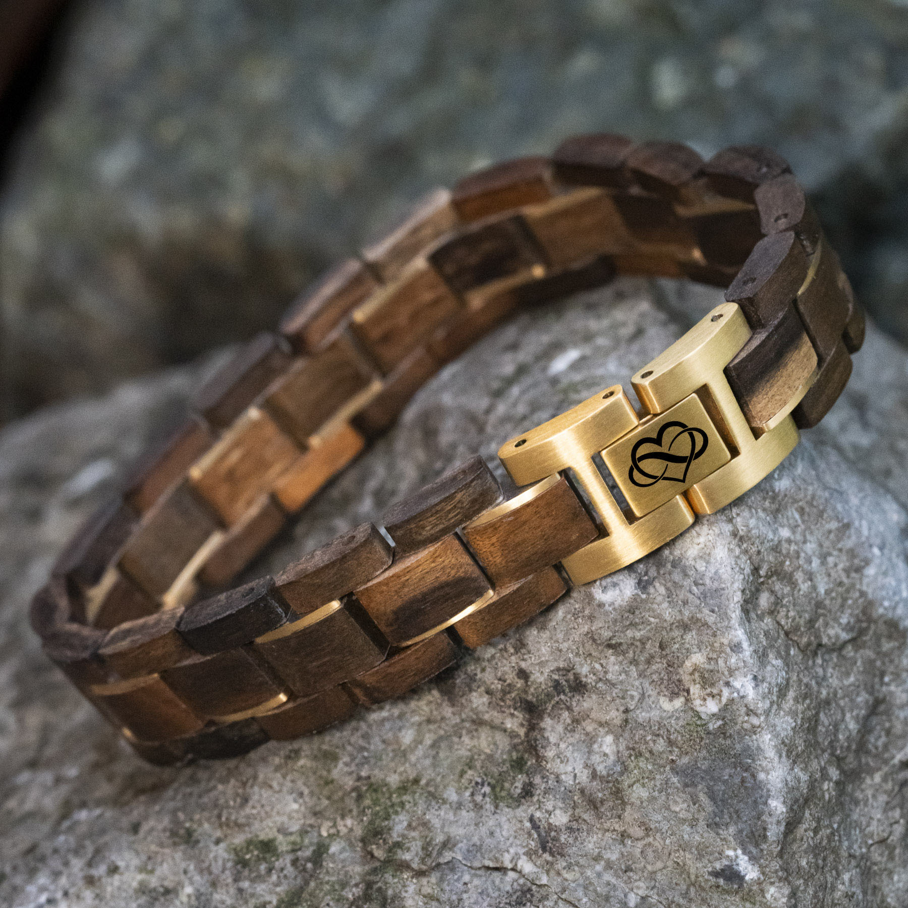 TIMBERWOOD Gold (Walnoot / Goud) – Eigen initialen houten armband