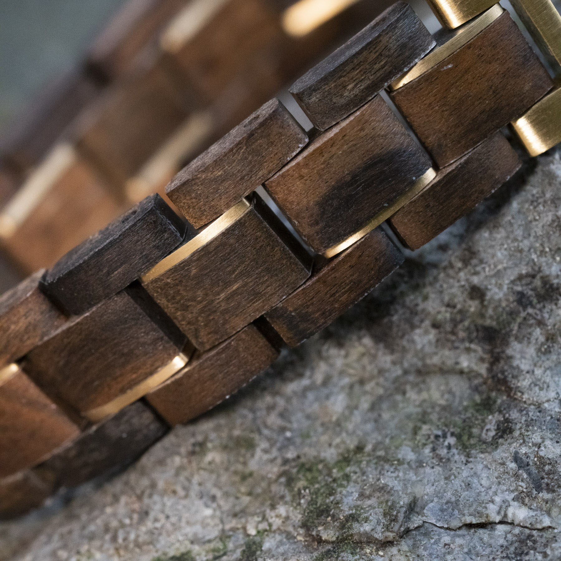 TIMBERWOOD Gold (Walnoot / Goud) – Eigen initialen houten armband