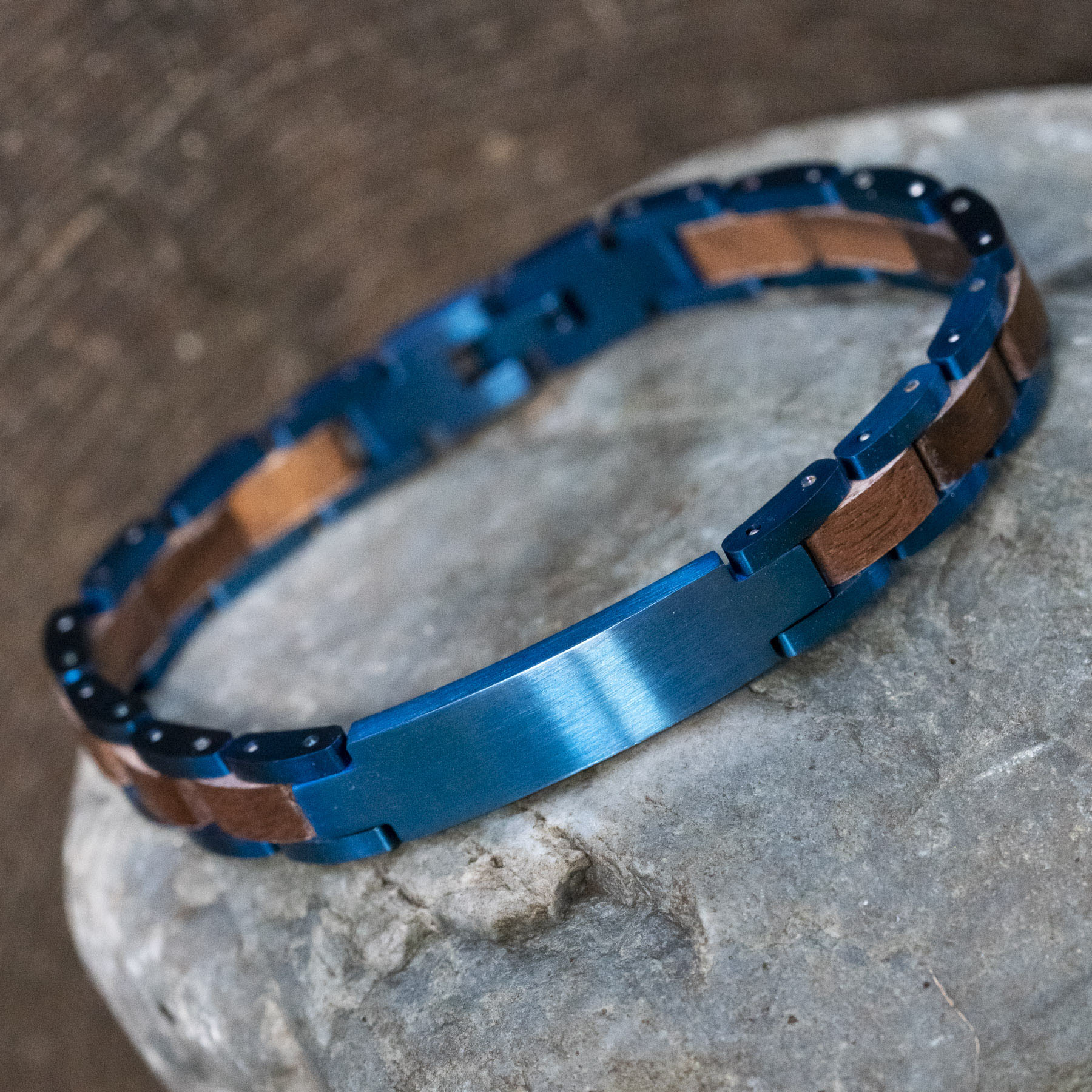 Imperium Blue – Blauwe houten Armband met Gravure