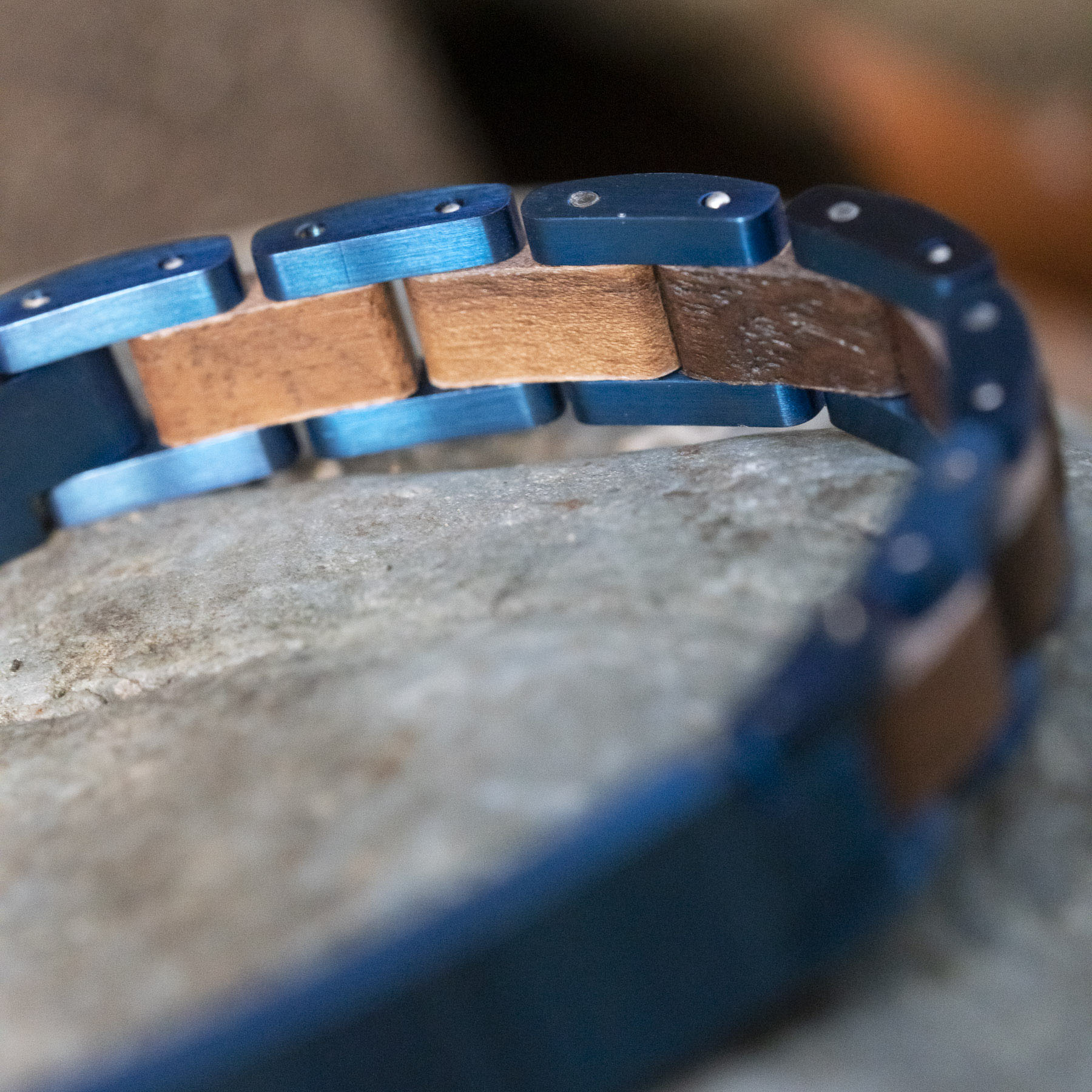Imperium Blue – Blauwe houten Armband met Gravure