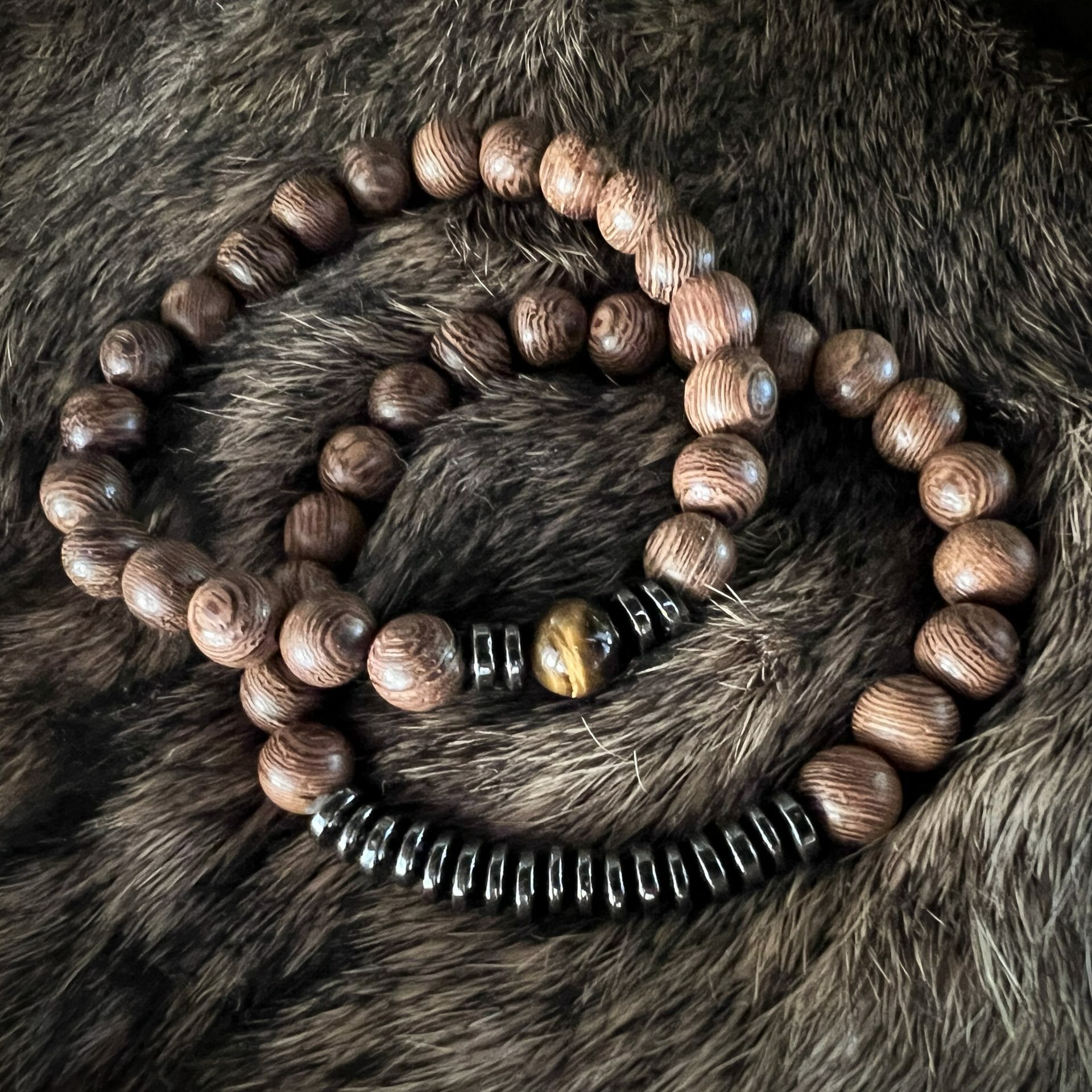 2 houten kralen armbanden met Tijgeroog